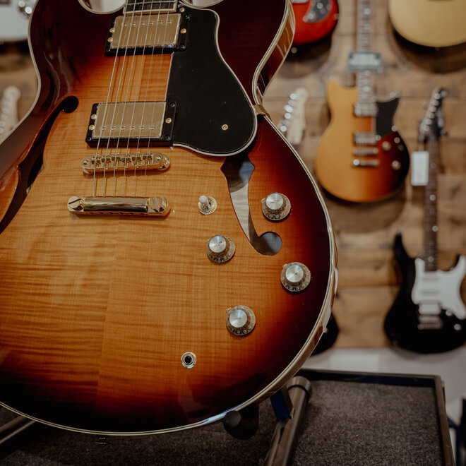 Yamaha SA2200 Semi-Hollowbody Electric Guitar, Violin Sunburst w/Deluxe Hardshell Case