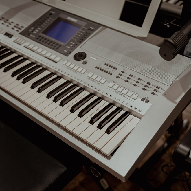 Yamaha PSR-S700 Keyboard Arranger Workstation w/Bag