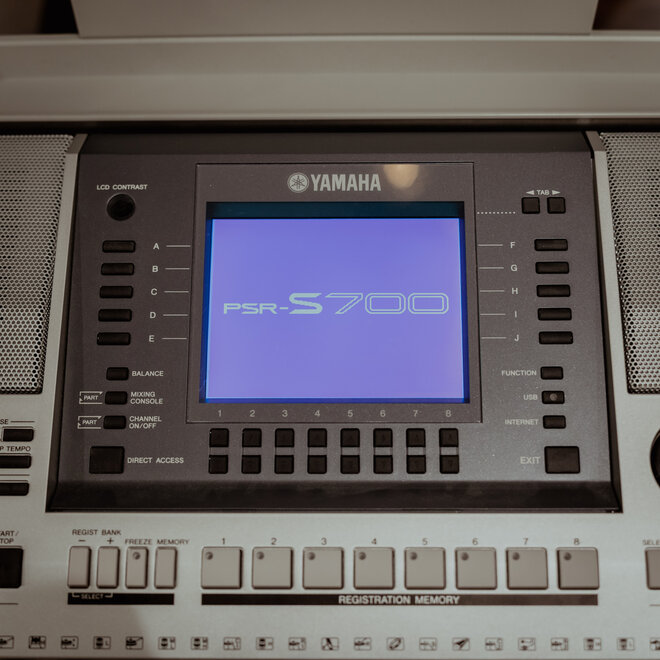 Yamaha PSR-S700 Keyboard Arranger Workstation w/Bag