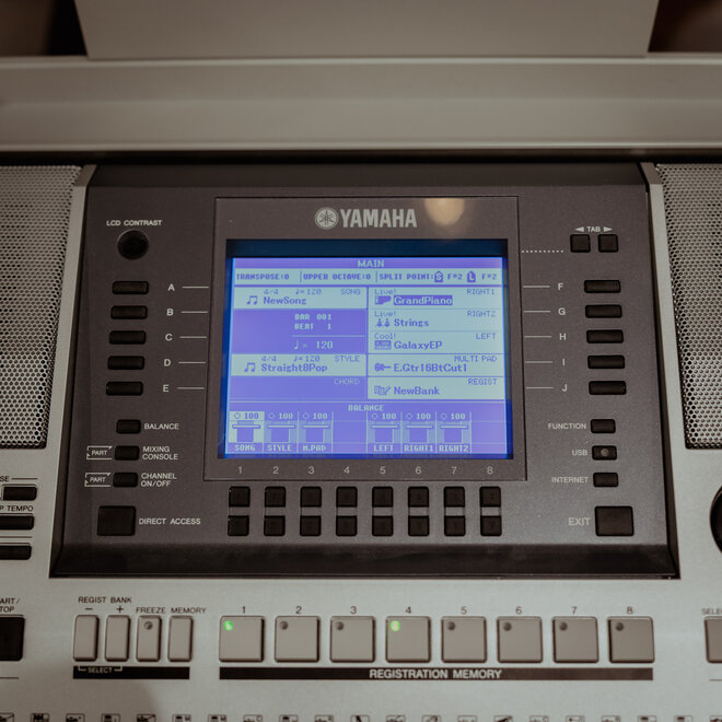 Yamaha PSR-S700 Keyboard Arranger Workstation w/Bag