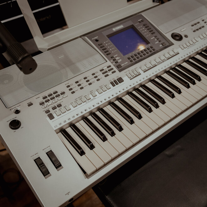 Yamaha PSR-S700 Keyboard Arranger Workstation w/Bag