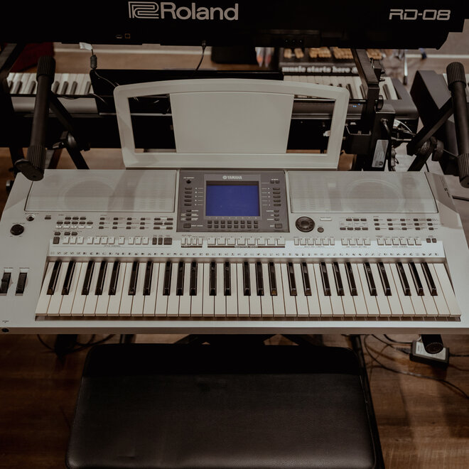 Yamaha PSR-S700 Keyboard Arranger Workstation w/Bag