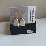 MUMAQ-B003 - Coralie Huckel - Coll. Ivoire - Boucles d’oreilles triangulaires étampées porcelaine