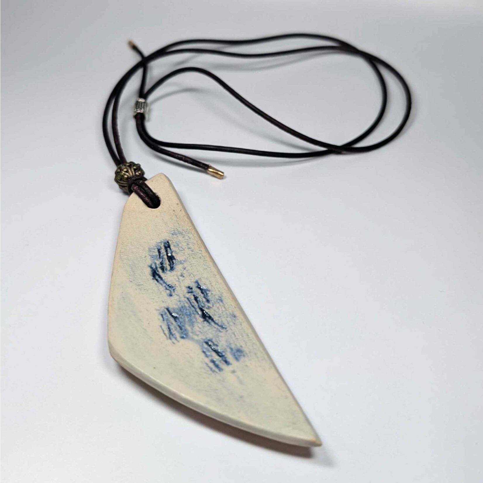 Coralie Huckel MUMAQ-B0023 - Collection Fūdé bleu- Pendentif long triangulaire étampé Grès blanc – émail ivoire mat et bleu – Perle fini bronze - cordon en cuir ajustable et perle de serrage