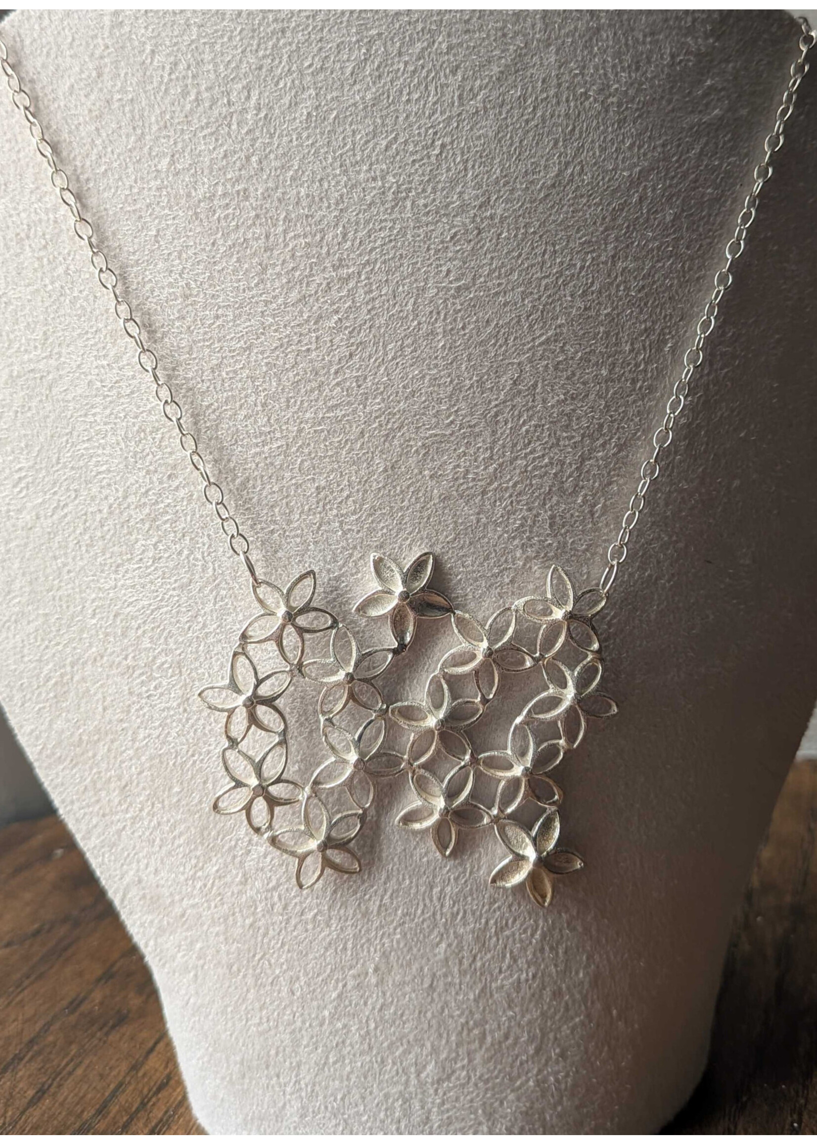 Nicole Gauvin Collier #1 - Collier fleurs de Bali ajourées - Nicole Gauvin