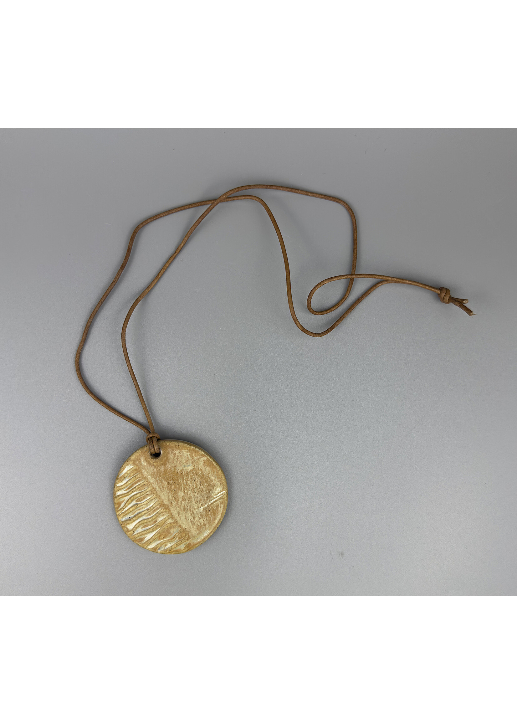 Coralie Huckel MUMAQ-B0029 - Coralie Huckel - Pendentif - Grès - Cordon en cuir