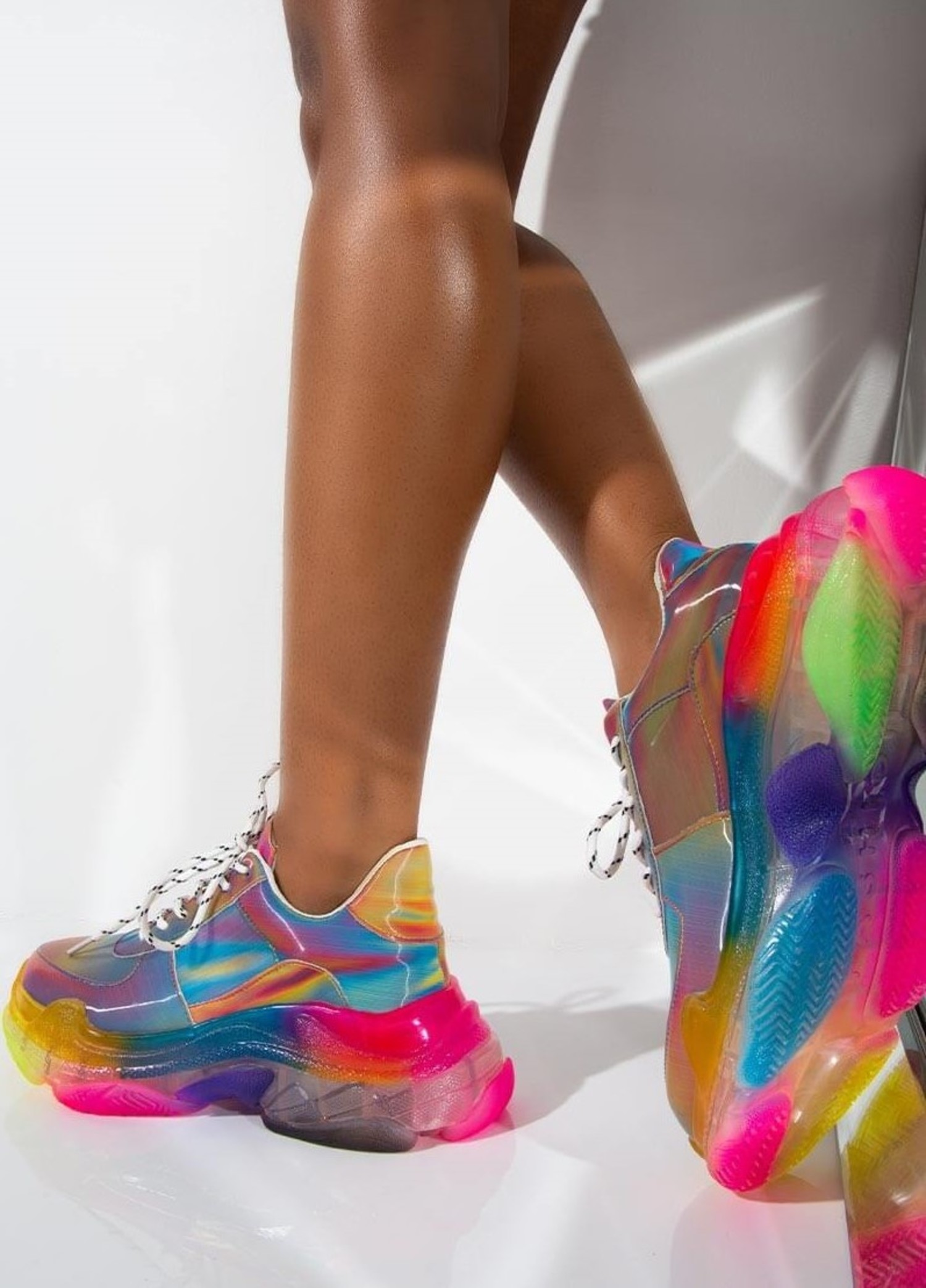 Яркая подошва. Nike Rainbow кроссовки. Кроссовки Rainbow женские 647370. Радужные туфли. Радужные ботинки.