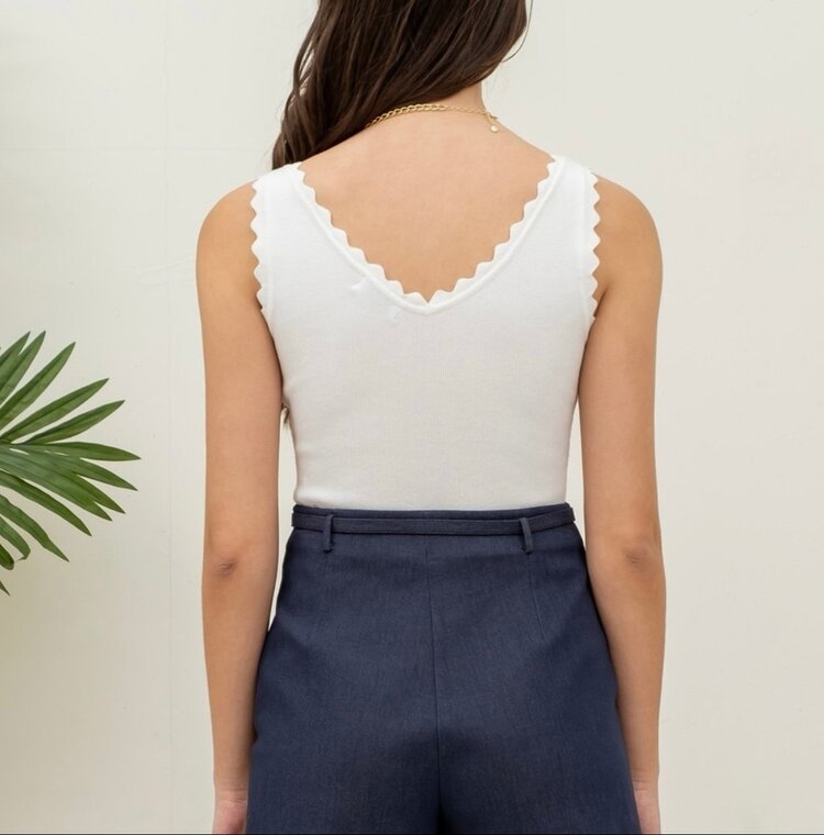 Scallop Edge Sleeveless Sweater Top