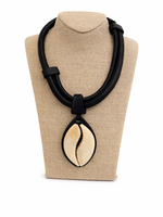 PENDANT COWRIE NECKLACE