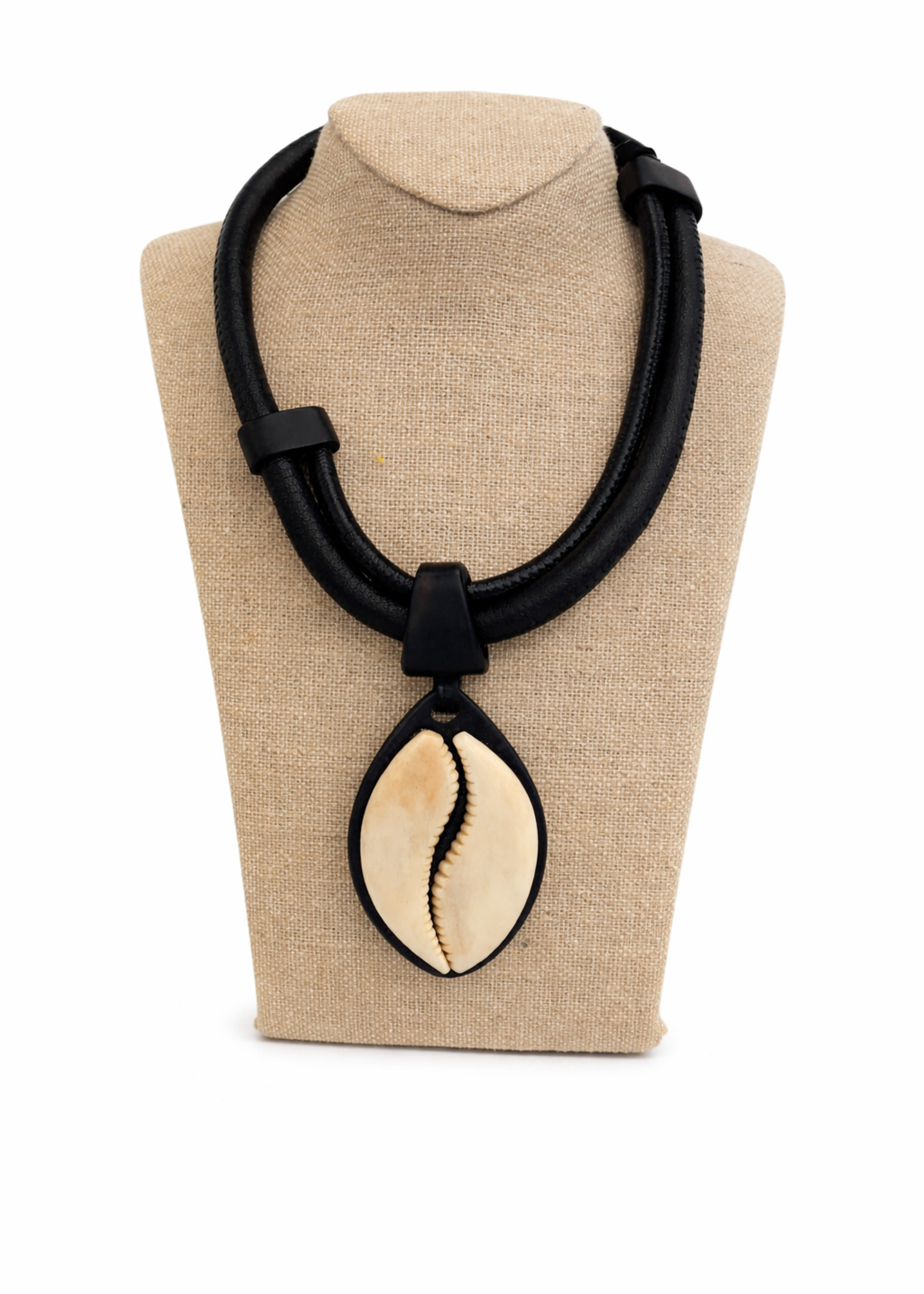 PENDANT COWRIE NECKLACE