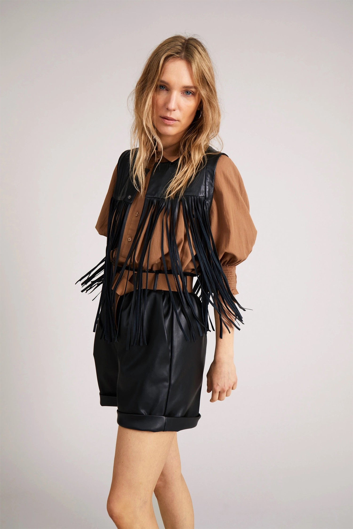 上品なスタイル Acka Star mesh fringe fringe long Black vest flower