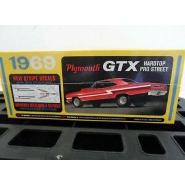 AMT 1180M 1/25 1969 Plymouth GTX Hardtop Pro Street 2T Plastic Model Kit