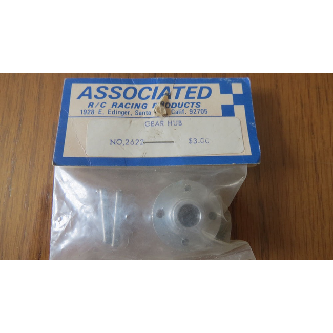 TEAM ASSOCIATED GEAR HUB CARRIER