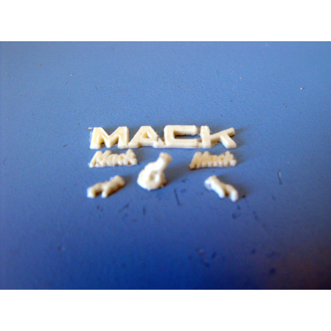 AUSLOWE Mack bulldog and badge set