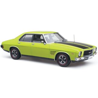 CLASSIC CARLECTABLES CLASSIC CARLECTABLES 1:18 HOLDEN HQ MONARO GTS SEDAN IN A STRIKING BARBADOS GREEN