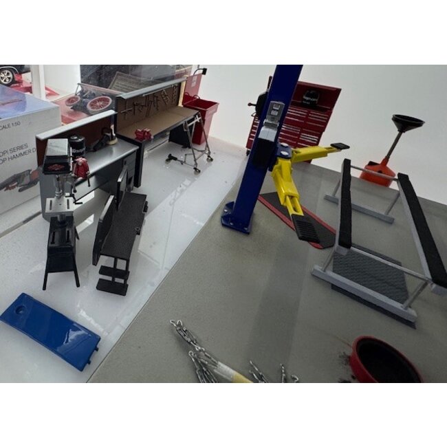 DIECAST  1/18 FULL WORKSHOP  EQUIPMENT SET UNBOXED " EX DECEASED ESTATE SOLD SAS IS "