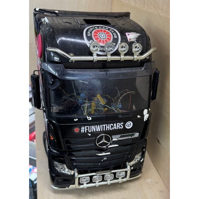 2ND HAND TAMIYA 1/14 TRACTOR TRUCK MERCEDES-BENZ 6X4 ACTROS GIGASPACE 3363 WITH MFC & FUTABA RADIO ** REQUIRES BATTERY & CHARGER
