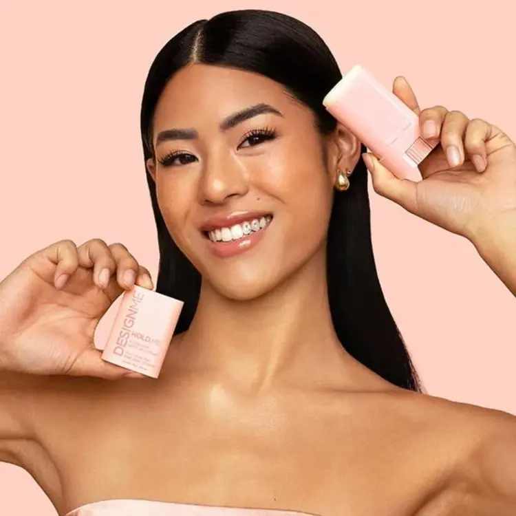 DESIGN.ME Hold.Me | Bâton de Coiffage 19 g (0.6 oz) – Lisse Les Mèches Rebelles et Fixe les Coiffures en un Seul Geste