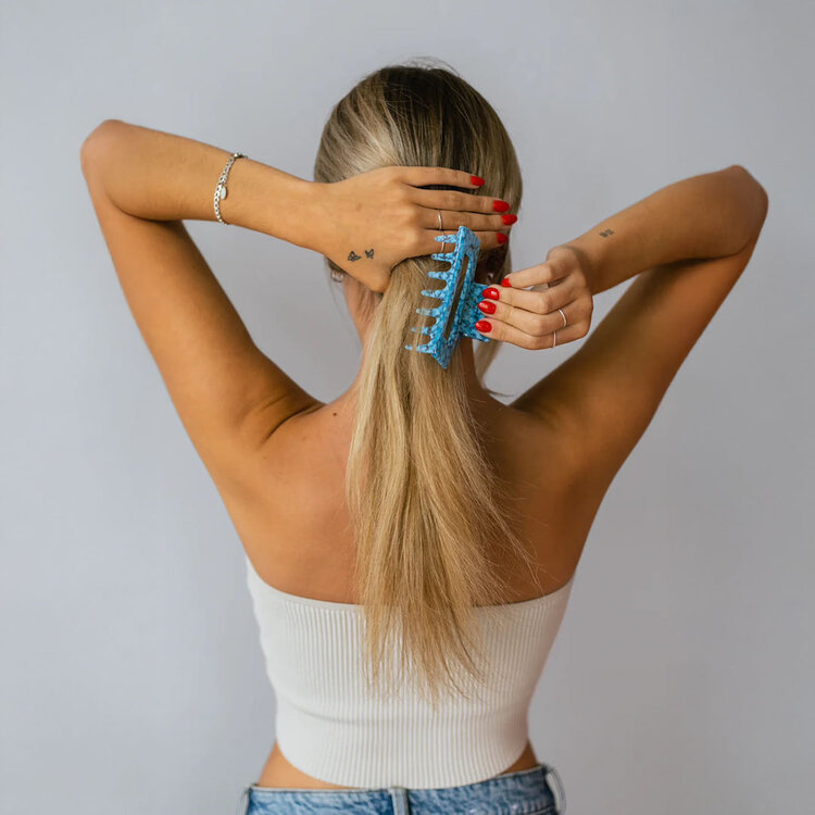 PIXIE WOO Grande Pince Collection Cloud – maintient tes coiffures avec style et douceur