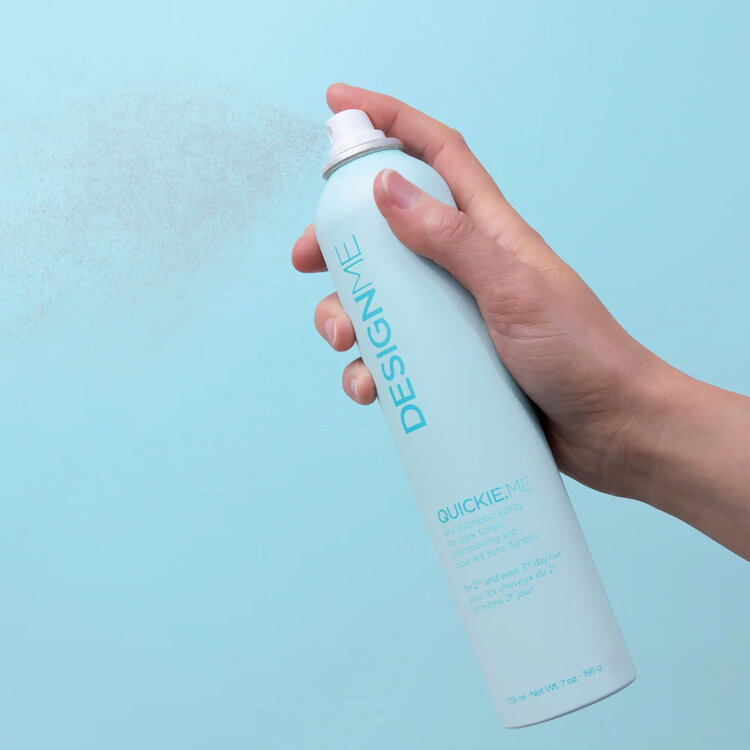 DESIGN.ME Ornements Quickie.me | Shampooing Sec Tons Foncés | Coffret Fêtes 2025 — Fraîcheur Express & Volume Léger