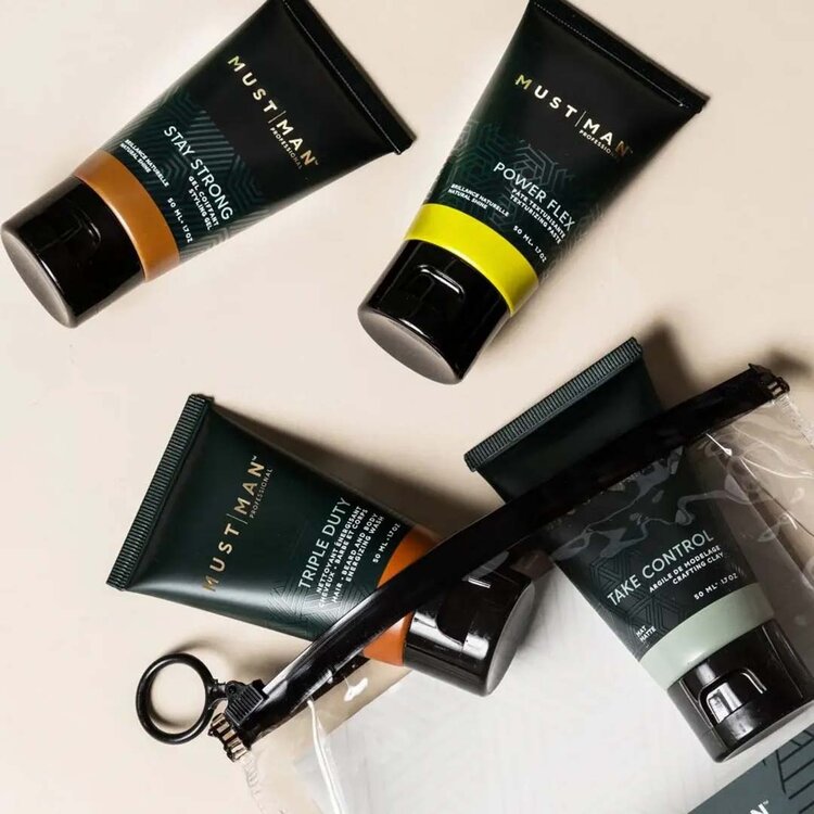 MUST | MAN Proffessional Trousse de Voyage | Laver et Coiffer — Coffret Fêtes 2025 – Essentiels homme en format voyage