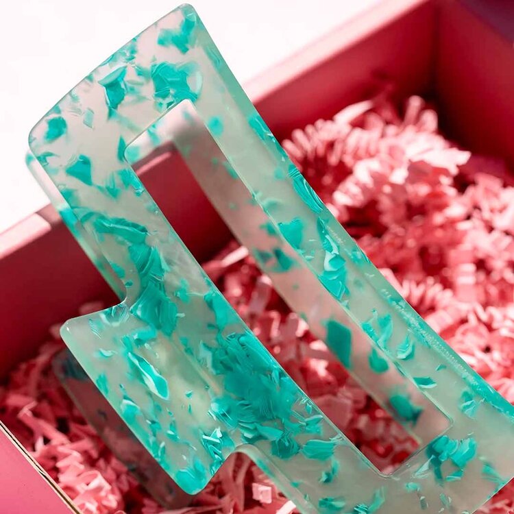 PIXIE WOO Pinces Larges – disponibles en Noir, Paris, Mykonos et Londres