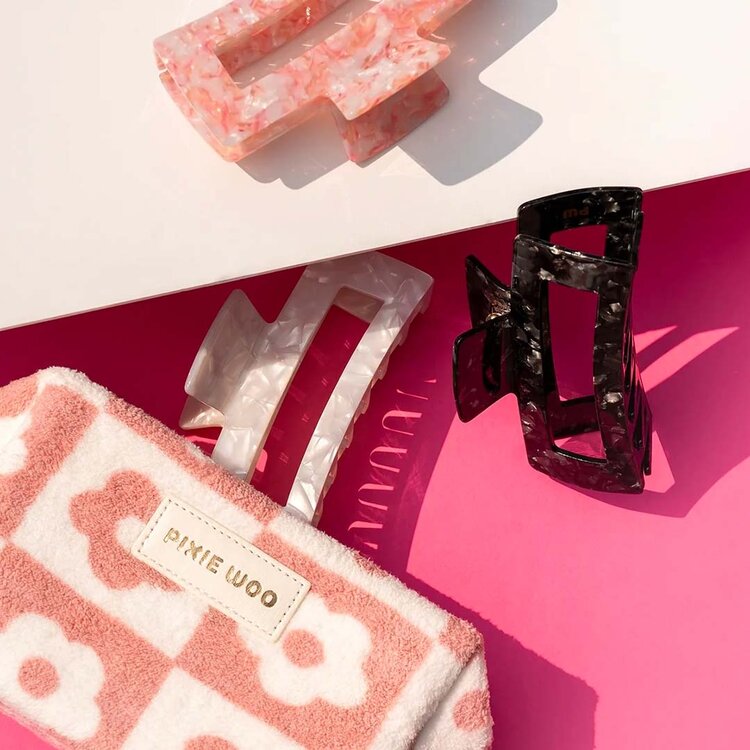 PIXIE WOO Pinces Larges – disponibles en Noir, Paris, Mykonos et Londres