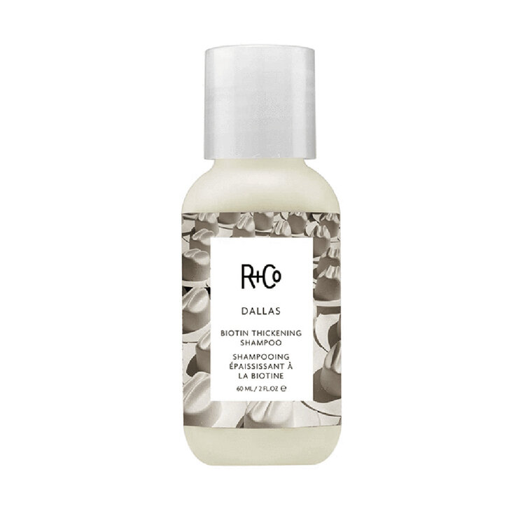 R+Co Dallas | Shampooing Épaississant à la Biotine — Volume amplifié et densité légère au fini brillant
