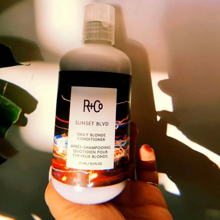 R+Co Sunset Blvd | Après-Shampooing Quotidien pour Cheveux Blonds — Éclat lumineux et douceur pour cheveux blonds