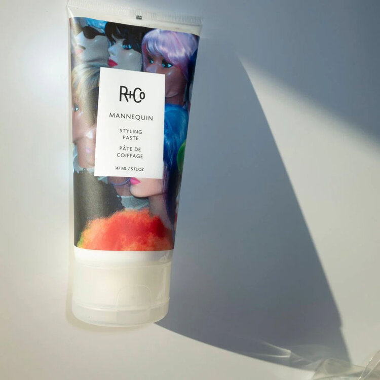 R+Co Mannequin | Pâte de Coiffage — Texture souple et définition brillante longue tenue
