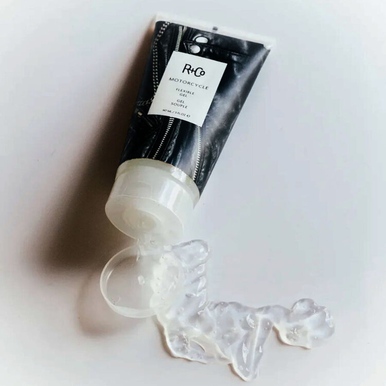 R+Co Motorcycle | Gel Souple (147ml/5oz) — Texture flexible et définition au fini naturel