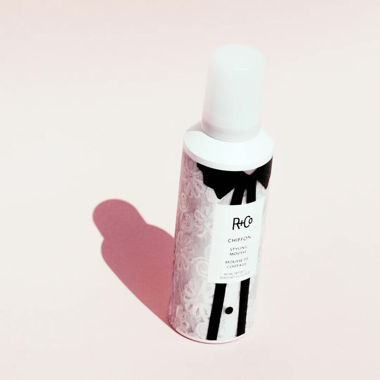 R+Co Chiffon | Mousse de coiffage (165ml/5.6oz) - Volume Souple Et Protection Thermique