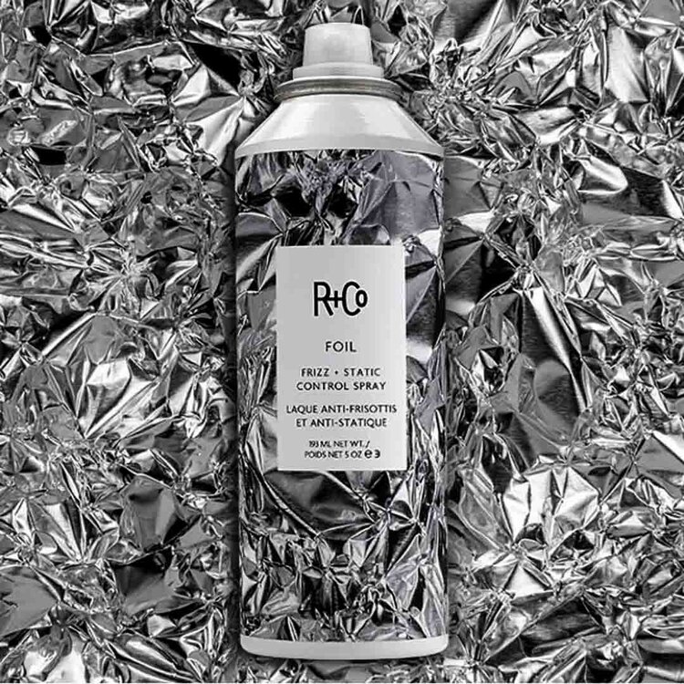 R+Co Foil | Laque Anti-Frisottis et Anti-Statique  (193ml/5oz) - Contrôle Souple et Brillance