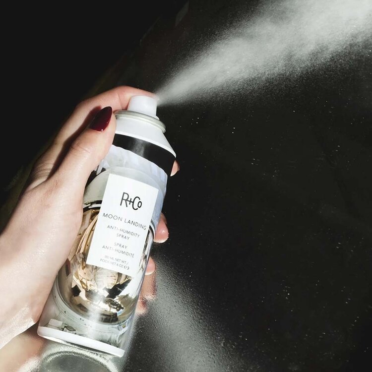 R+Co Moon Landing | Spray Anti-Humidité  (176ml/5oz) - Contrôle des Frisottis et Finition Lisse