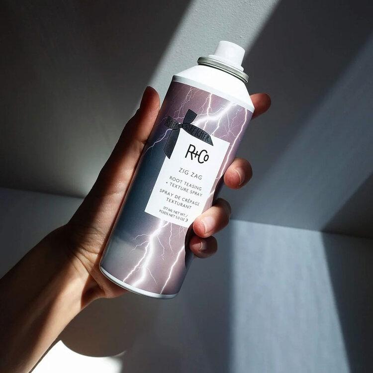 R+Co Zig Zag | Spray de Crêpage Texturant (177ml/5oz) - Volume, Texture et Corps Instantanés