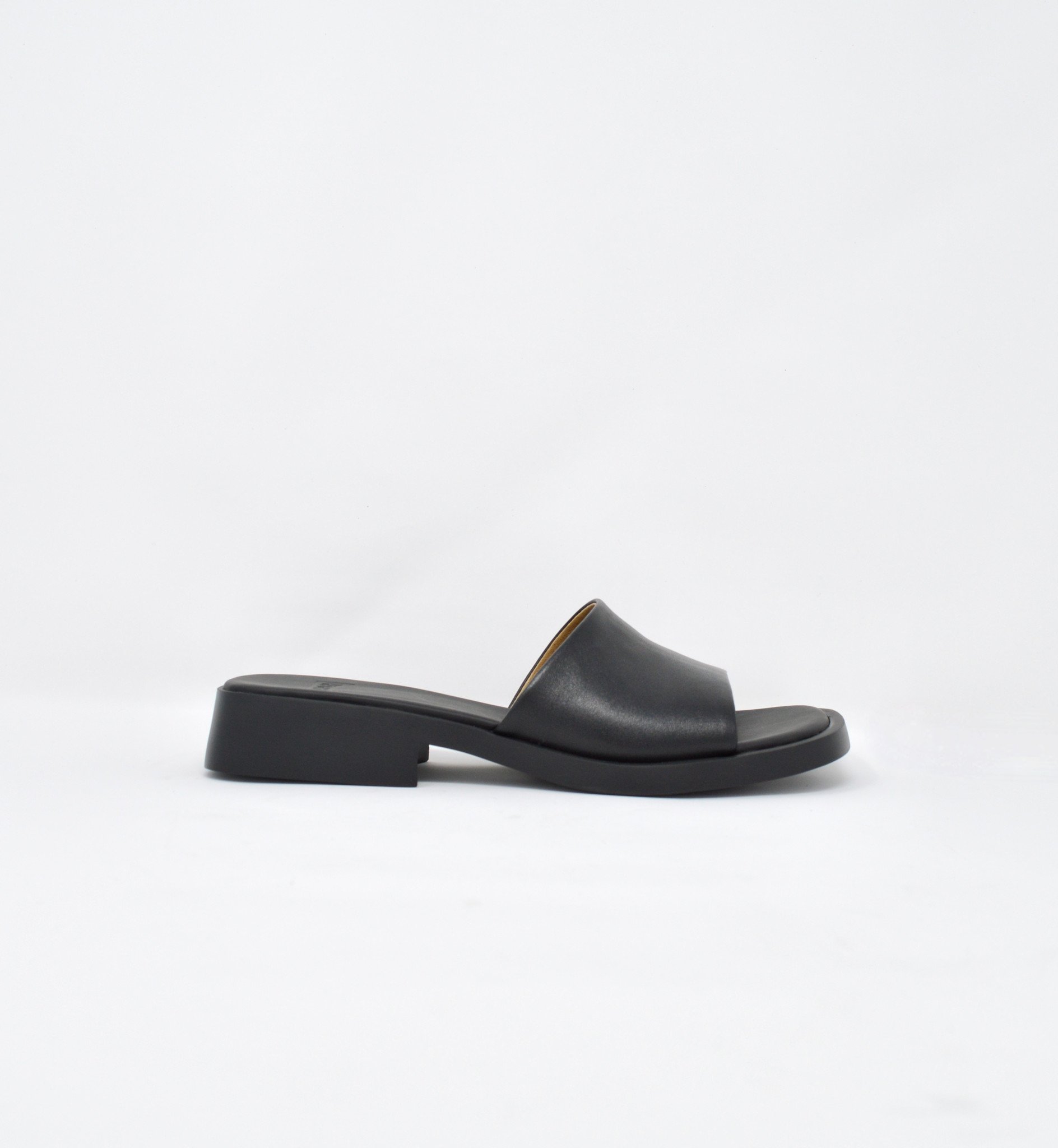 CAMPER DANA SLIDE BLACK - Head Over Heels