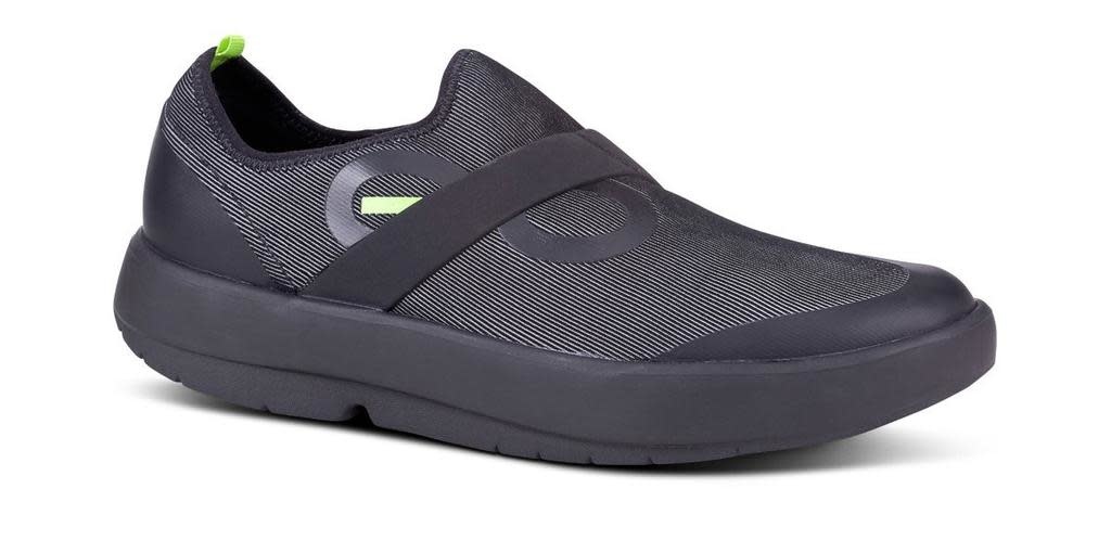 Oofos Men’s OOmg Low Fiber Shoe