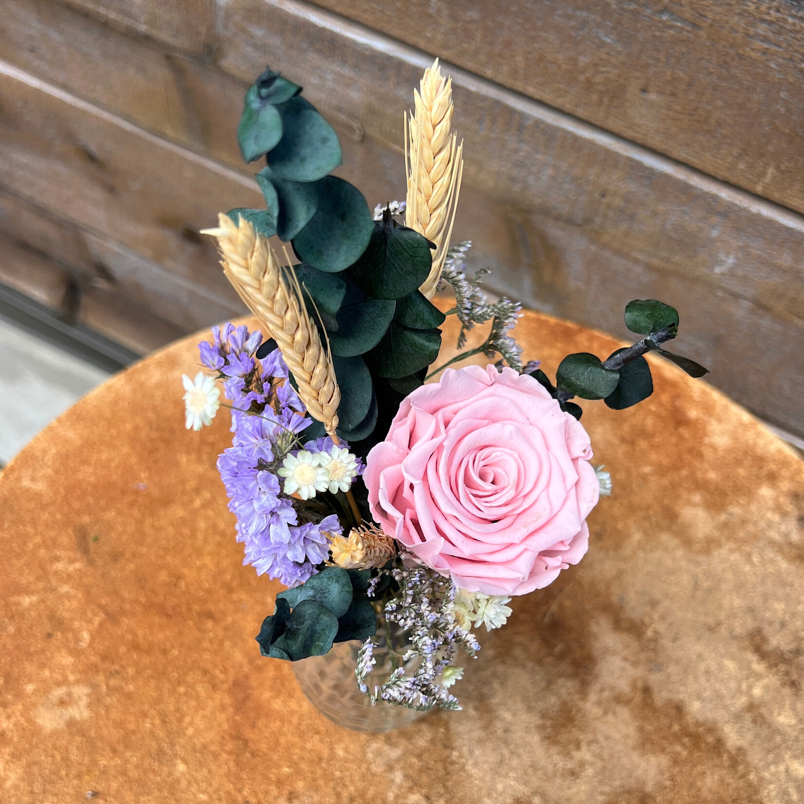 Maison Forêt Fleurs séchées et rose éternelle en vase ( RE3)