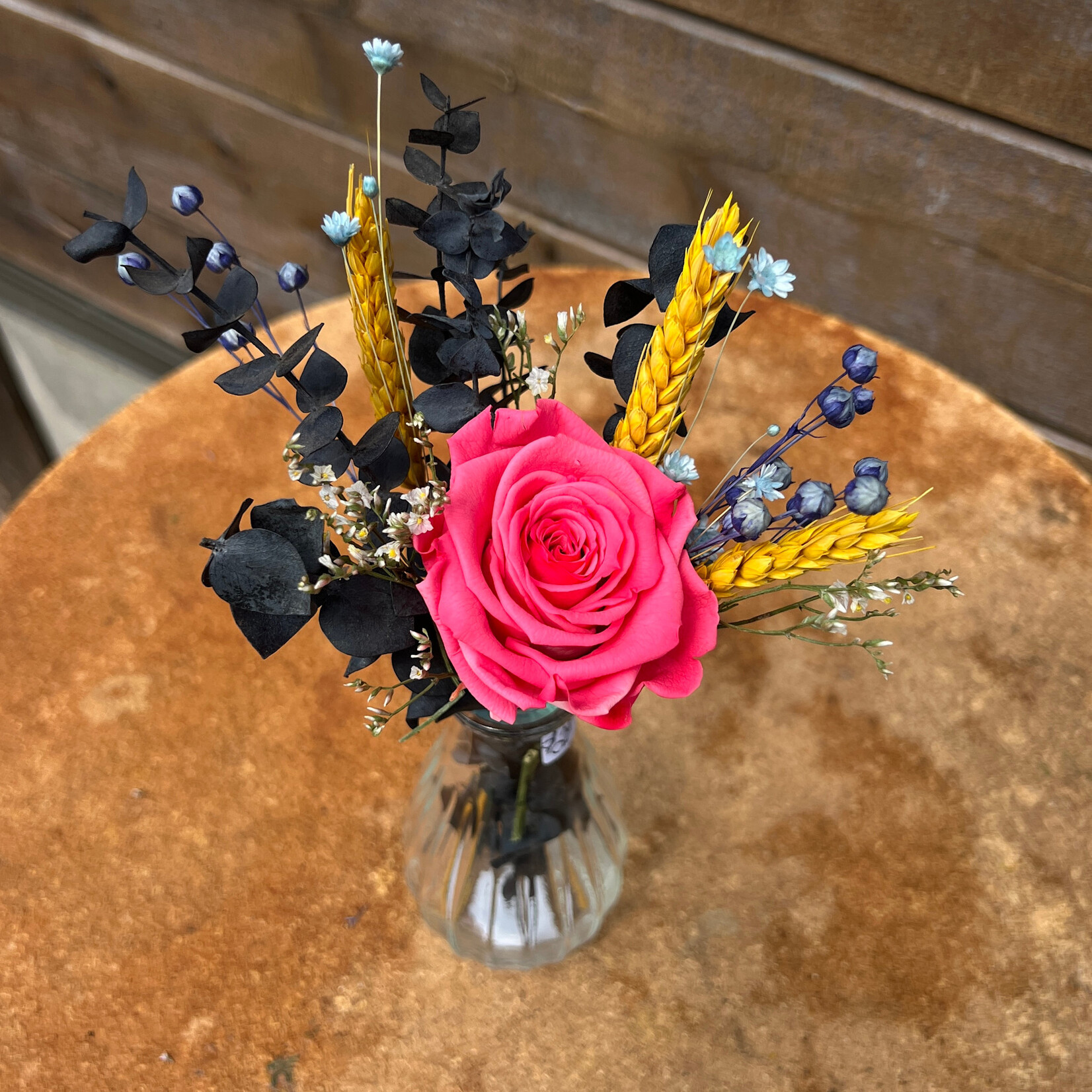 Maison Forêt Fleurs séchées et rose éternelle en vase RE4