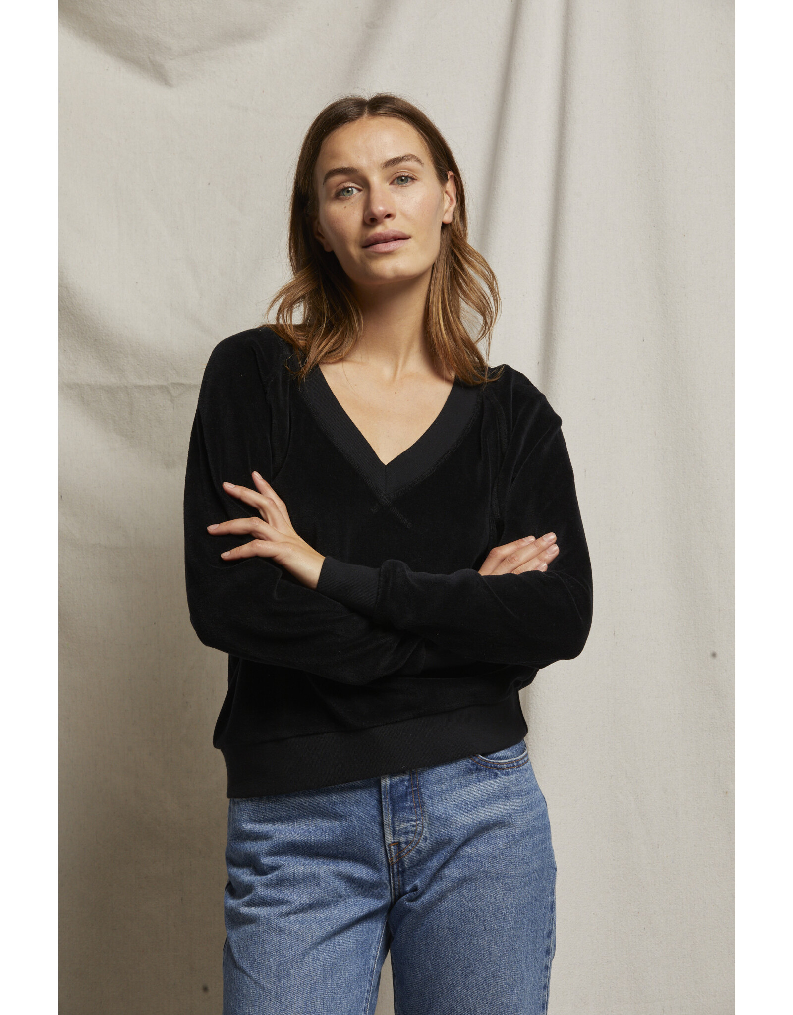 PeRFECT WHITE TEE PWT Ember Velour Vneck