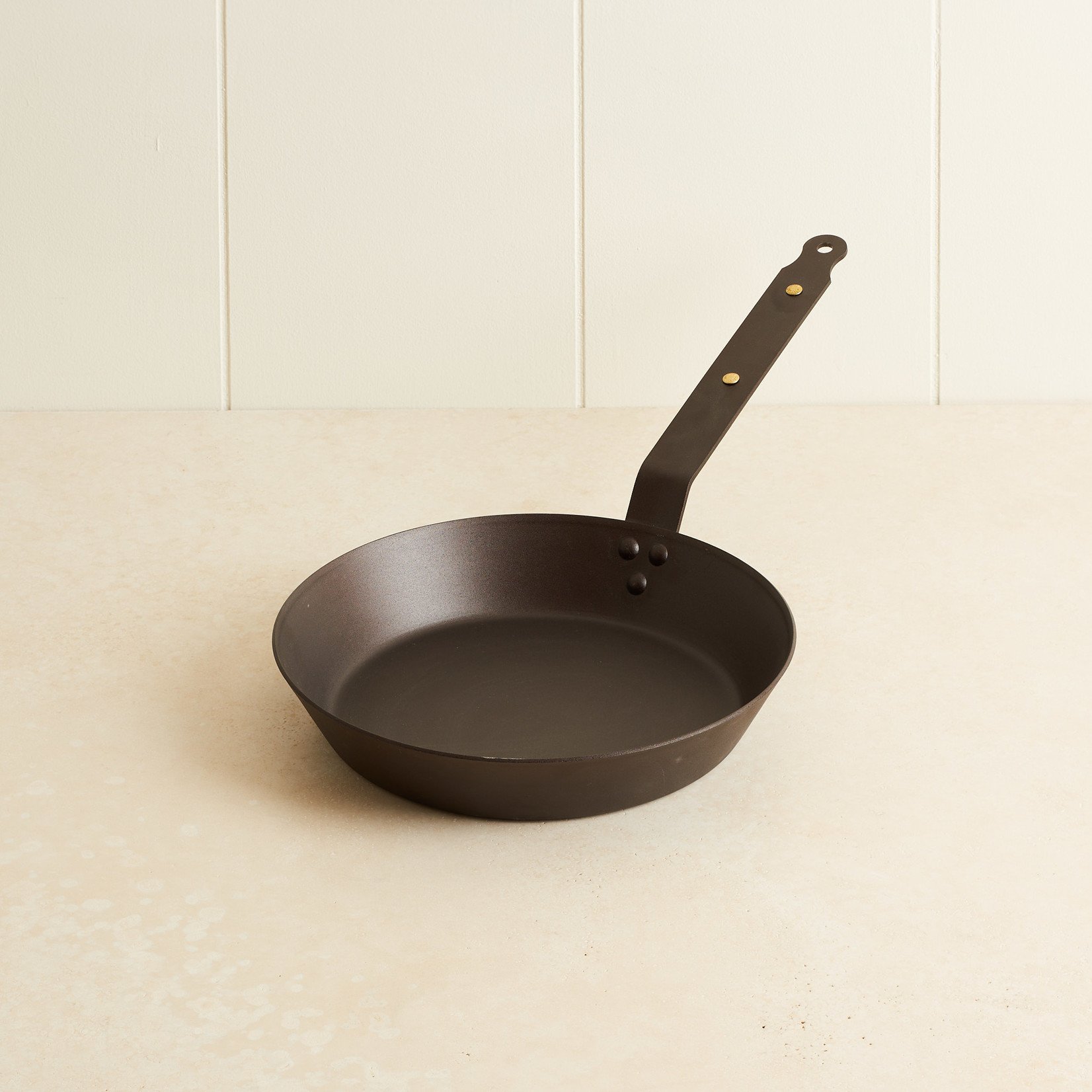 https://cdn.shoplightspeed.com/shops/641915/files/50331871/1652x1652x2/iron-frying-pan-10-inch.jpg