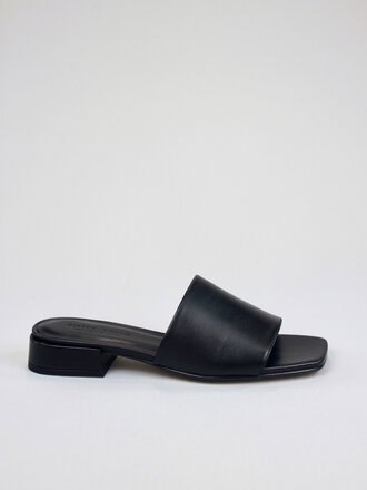 Sister x Soeur Bobby