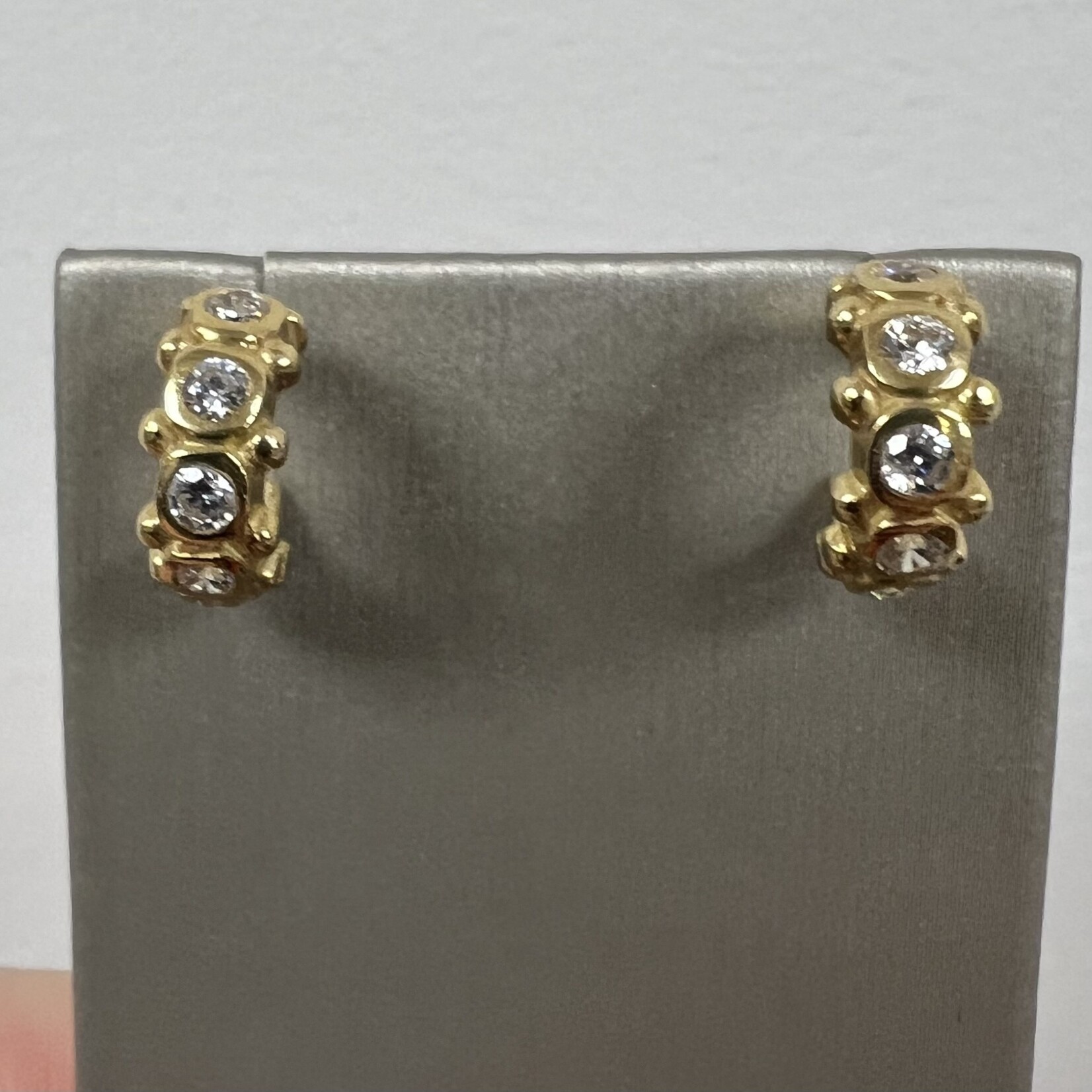 18K Yellow Gold Zirconia Hoop Earrings