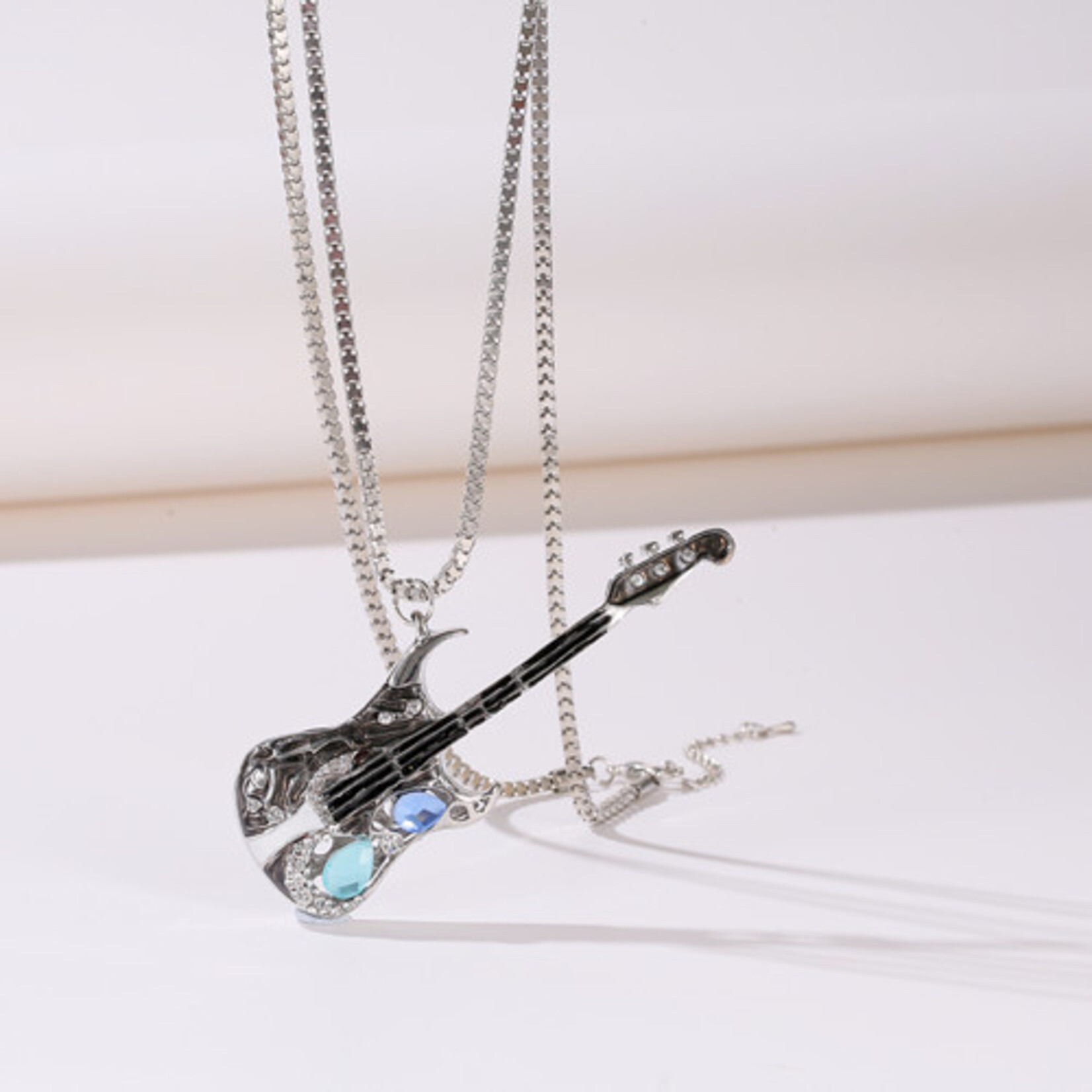fashion jewelry Fashion jewelry silver box chain with guitar pendant