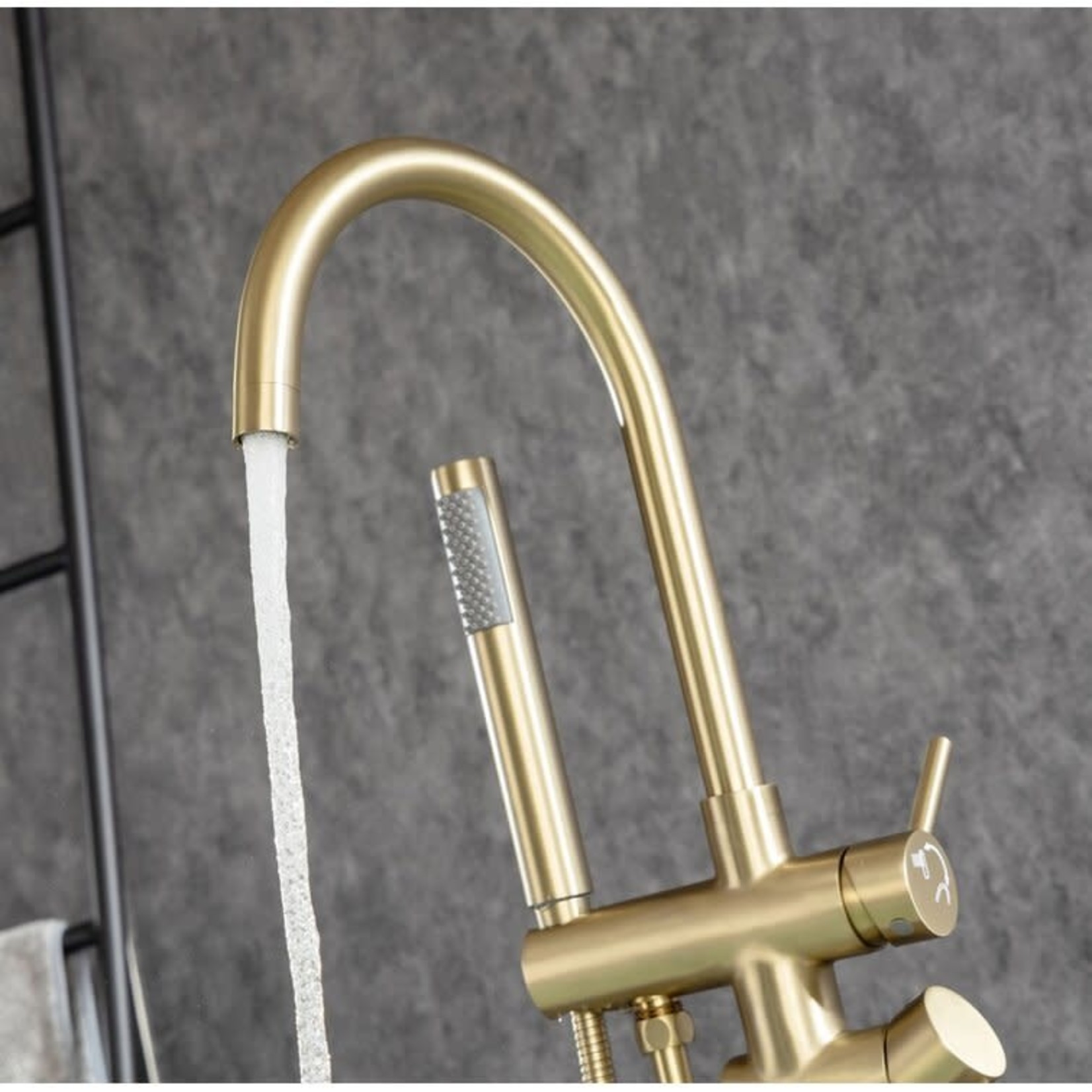 *Single Handle Free-Standing Floor Mounted Tub Filler Faucet
