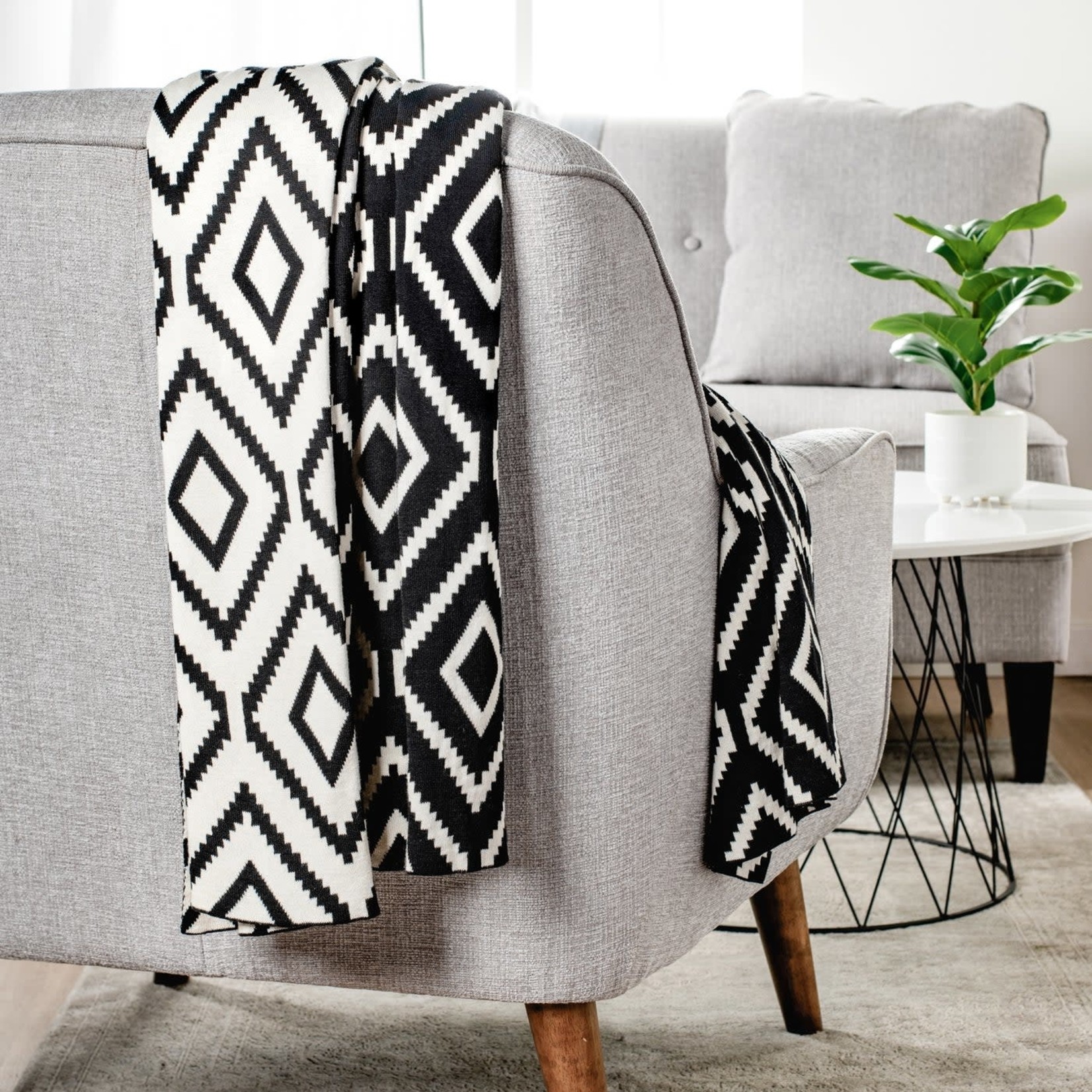 Torre & Tagus Black & White Diamond Patterned Throw - 50x60"