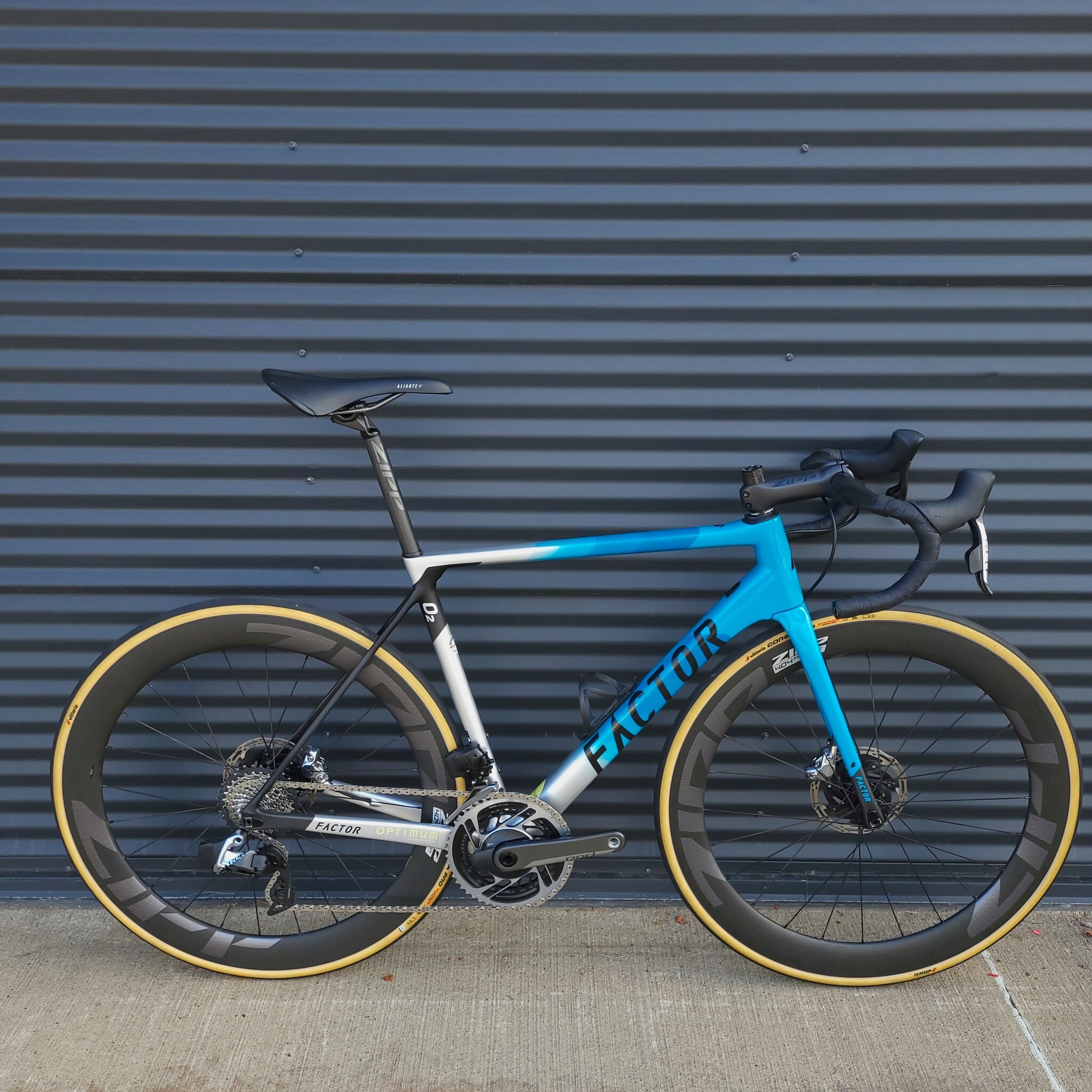 Factor V lo O2 Sram Red eTap Roues Zipp Firecrest 404 54cm