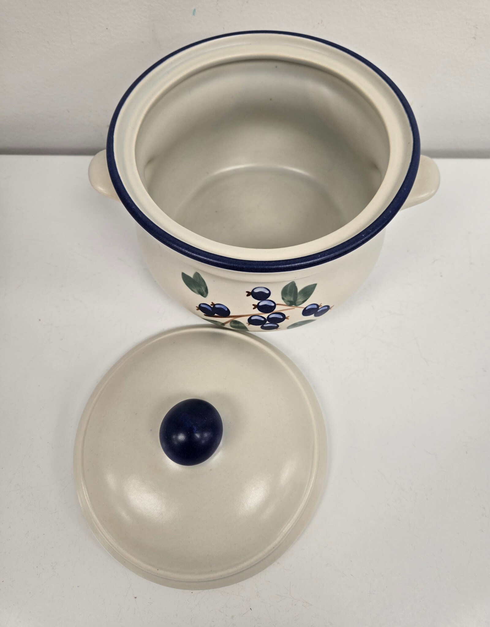 Laurentian Pottery Blueberry 8 x 6 Casserole Dish w/lid - Canada