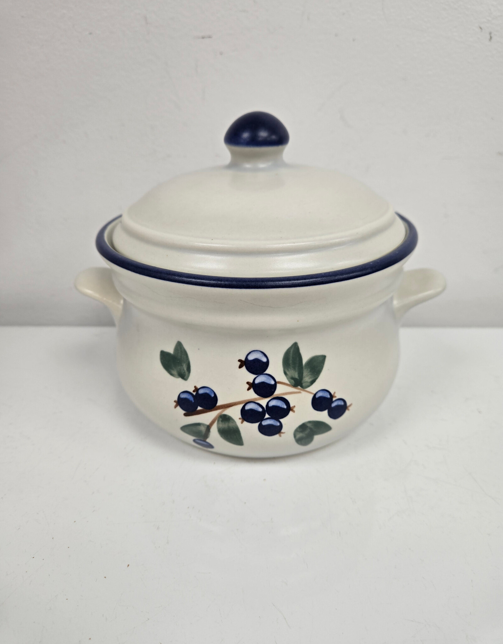 Laurentian Pottery Blueberry 8 x 6 Casserole Dish w/lid - Canada
