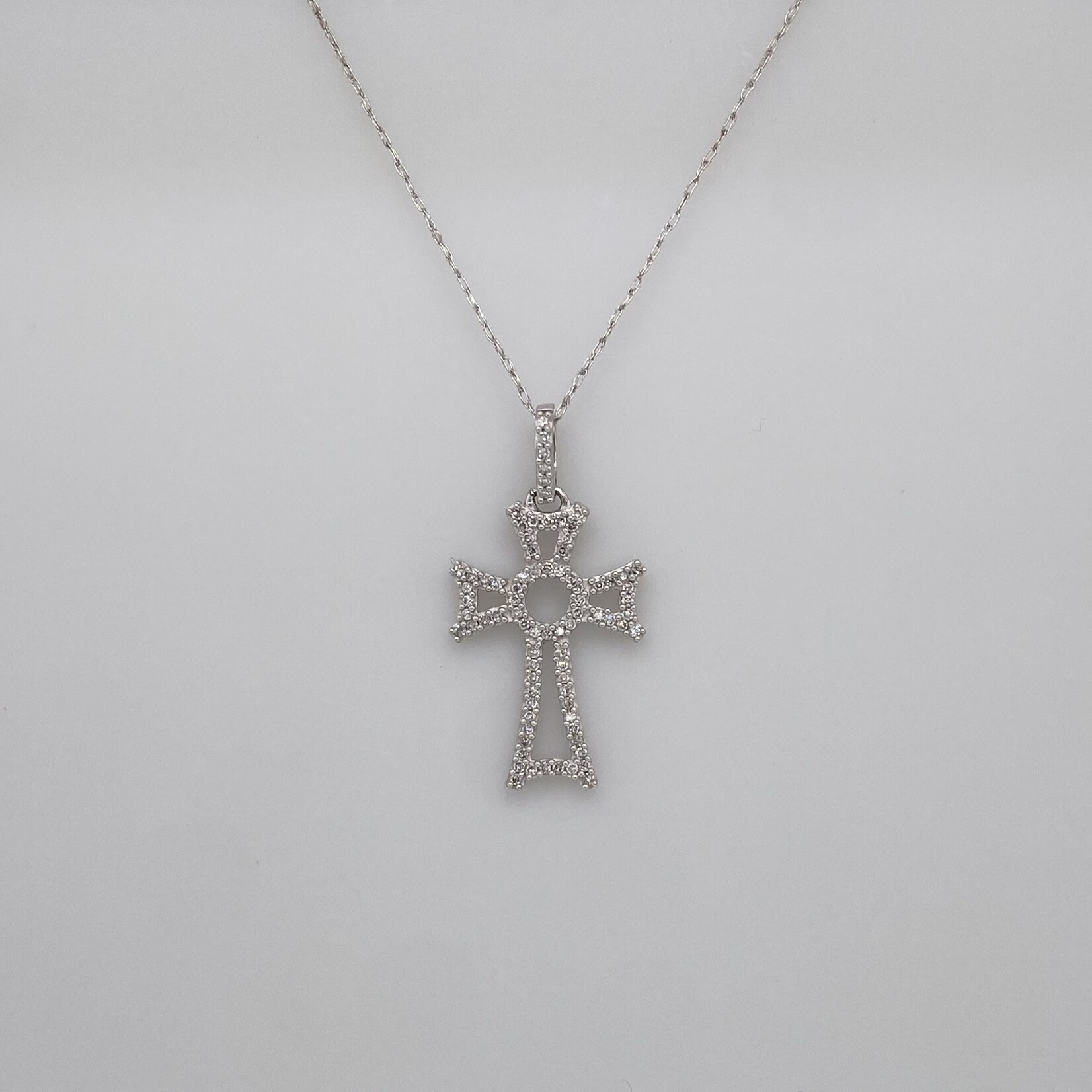 14 Kt White Gold Diamond Cross Necklace 0.17Ctw
